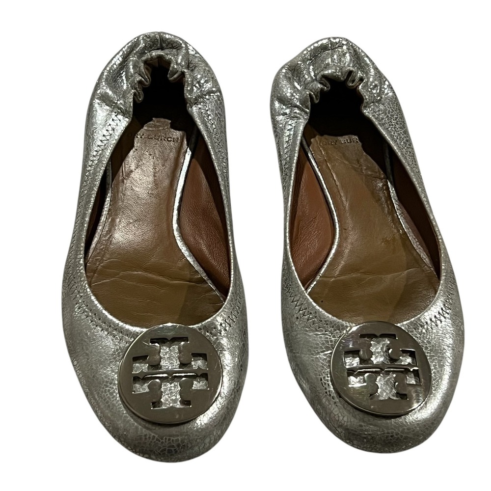 TORY BURCH Minnie Metallic Travel Logo Ballet Flats 7.5 Metallic Silver